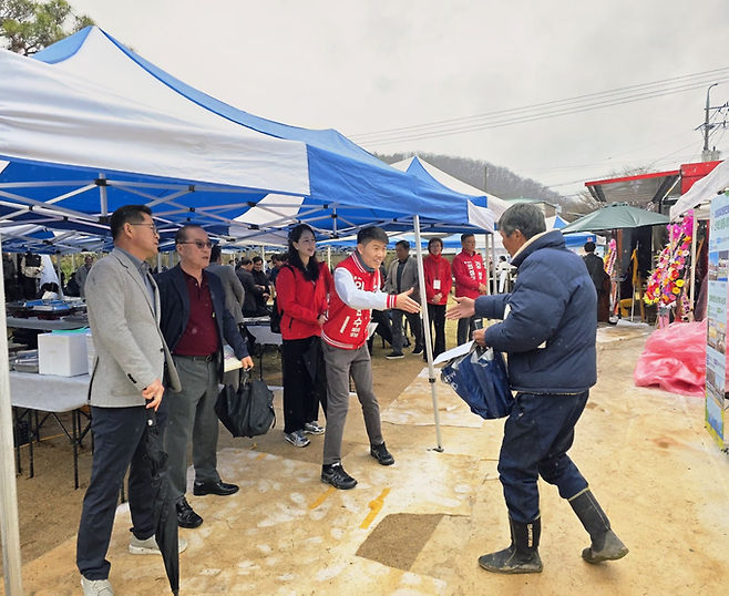 ▲ 경북 의성 종친회관에서 열린 의성김씨대동종친회 총회에서 종친들이 도착하는 종친을 향해 걸음을 옮기며 손을 내밀고 인사를 나누고 있다. "저는 어느 파 몇 세손입니다"라는 말이 자연스럽게 이어지며, 이름보다 뿌리를 먼저 확인하는 인사가 현장을 채웠다. 김동현 기자 jhass80@kyongbuk.com