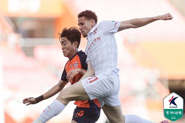4일 오후 제주월드컵경기장에서 열린 제주SK와 부천FC의 경기에서 양팀 선수들이 경합하고 있다 (사진=한국프로축구연맹)