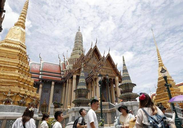 태국 방콕의 유명 관광지인 왓 프라깨우(에메랄드 사원)를 둘러보는 외국인 관광객들 [사진=연합뉴스]