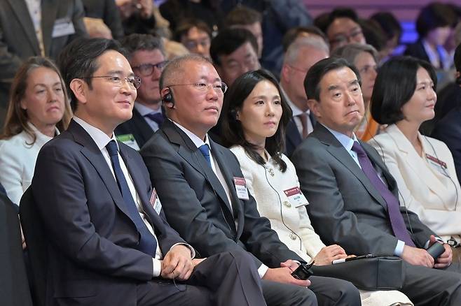 이재용 삼성전자 회장(왼쪽부터)과 정의선 현대차그룹 회장을 비롯한 기업인들이 3일 FKI타워 컨퍼런스센터에서 열린 '제3차 한-프랑스 경제계 미래대화'에 참석해 에마뉘엘 마크롱 프랑스 대통령의 기조강연을 경청하고 있다.[사진=한경협]