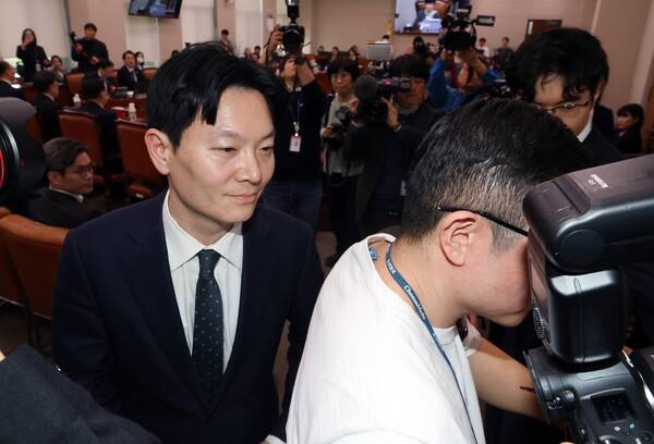 쌍방울 대북 송금 사건을 수사했던 박상용 인천지방검찰청 부부장검사가 3일 국회에서 열린 '윤석열정권 정치검찰조작기소 의혹사건 진상규명' 국정조사특별위원회 전체회의에서 증인 선서를 거부한 뒤 서영교 위원장의 대기 장소 이동 조치에 따라 떠나고 있다. 2026.4.3 연합뉴스