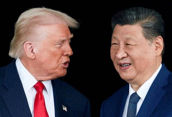 도널드 트럼프 미국 대통령과 시진핑 중국 국가주석이 2025년 10월 30일 한국 경주에서 열린 아시아태평양경제협력체(APEC) 정상회의 때 김해국제공항에서 만나 회담한 뒤 얘기를 나누고 있다. 2025.10.30. 로이터 연합뉴스