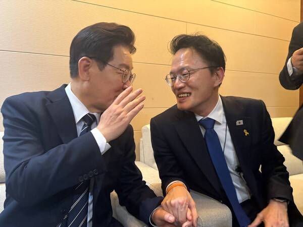 이재명 대통령이 2일&nbsp;2026년 추가경정예산안 시정연설을 위해 국회를 방문해&nbsp;민주당 박주민 의원과 이야기를 나누고 있다. 2026.4.4. 박주민 의원실 제공