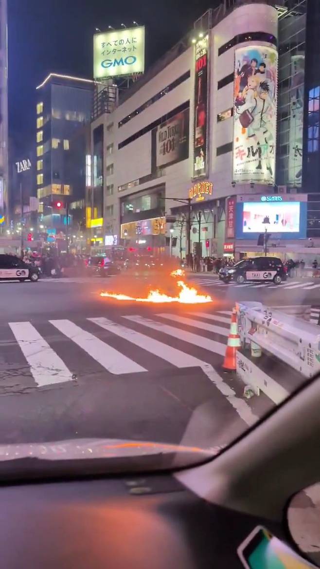 한국인 관광객도 많이 찾는 도쿄의 대표 번화가이자 관광 명소인 시부야 스크램블 교차로에서 3일 오후 9시 쯤 50대 남성이 불을 지르고 달아나는 모습
X 캡처