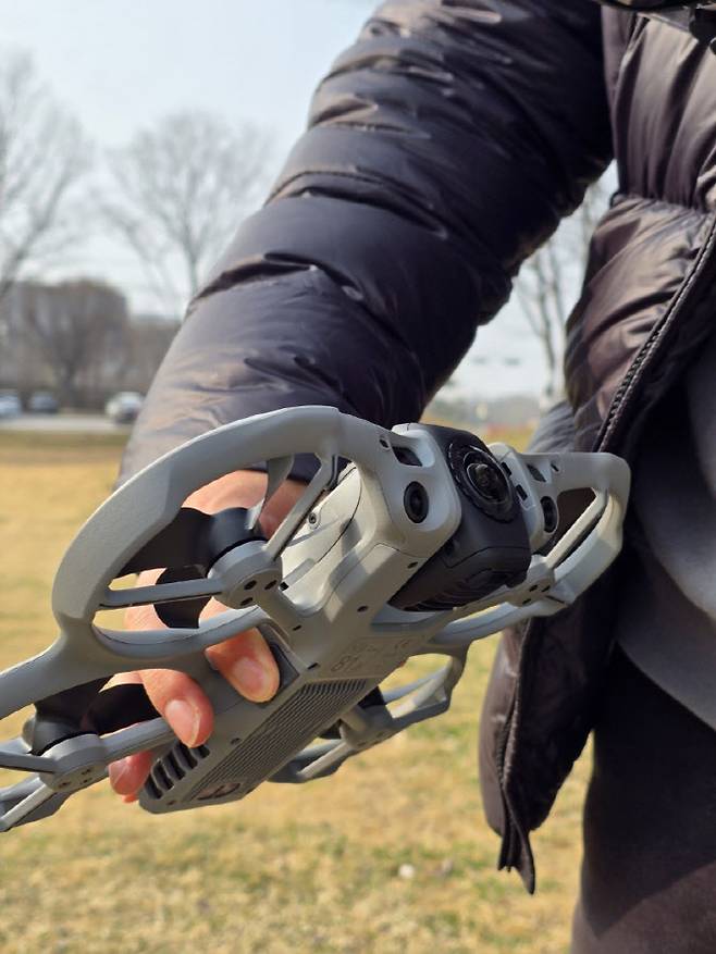 아바타 360 드론의 외형. 규격은 가로 세로 높이가 246 x 199 x 55.5 mm다. 자체중량은 455g이다.(사진=윤정훈 기자)