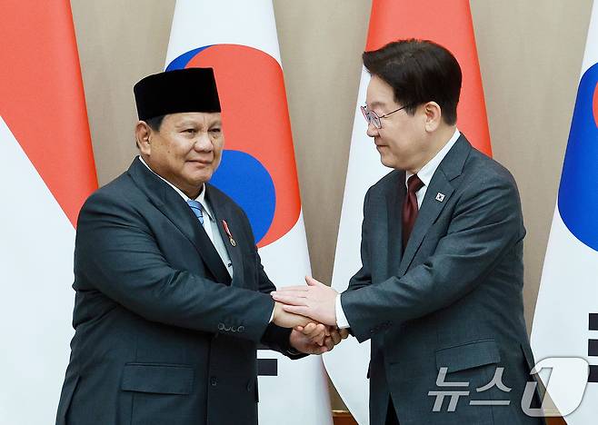 이재명 대통령과 프라보워 수비안토 인도네시아 대통령이 1일 청와대에서 열린 한·인니 확대 정상회담에서 기념촬영을 하고 있다. ⓒ 뉴스1 이재명 기자