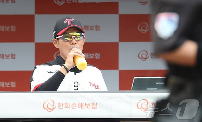 염경엽 LG트윈스 감독이 경기중 물을 마시고 있다.ⓒ 뉴스1 김기남 기자