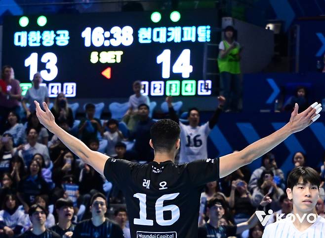 레오의 서브 상황에서 나온 판정이 논란이 되고 있다.(KOVO제공)