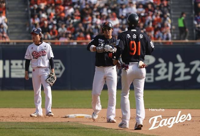 한화 하주석(가운데)이 4일 잠실구장에서 열린 2026 KBO리그 정규시즌 두산과 경기에서 6회초 2타점 적시 2루타를 때린 후 장비를 정리하고 있다. 사진 | 한화 이글스