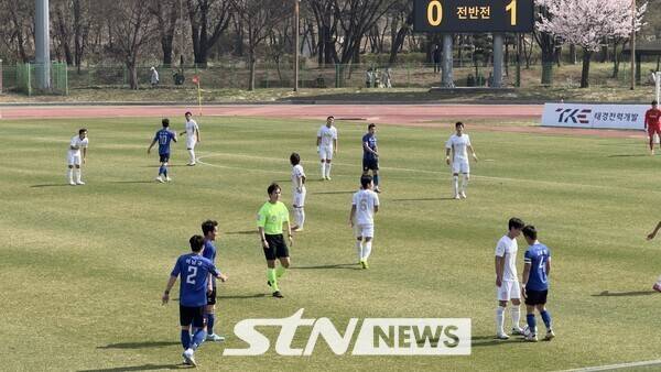 4일 오후 2시 정왕체육공원에서 열린 2026 K3리그 5라운드 시흥시민축구단과 경주한수원축구단의 경기 모습. /사진(시흥)=강의택 기자