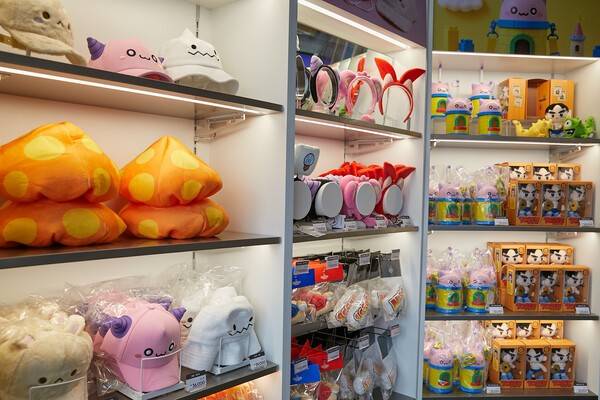 3일 ㈜넥슨이 롯데월드와 협업해 서울 잠실 롯데월드 어드벤처 야외 구역 매직아일랜드 내 약 600평 규모 공간을 '메이플스토리' IP로 꾸민 '메이플 아일랜드'를 3일 정식 개장했다.(메이플 스토어). /사진=넥슨