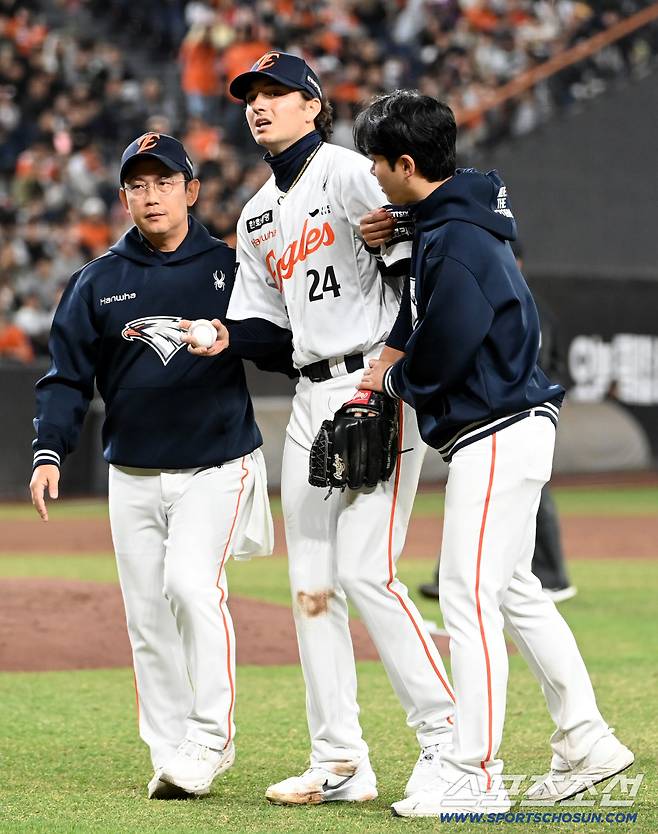 31일 대전한화생명볼파크에서 열린 KT와 한화의 경기. 3회초 무사 1,2루 한화 화이트가 KT 힐리어드의 땅볼때 1루 베이스 커버를 하다 부상을 당해 부축을 받고 있다. 화이트는 강재민과 교체됐다. 대전=허상욱 기자wook@sportschosun.com/2026.03.31/