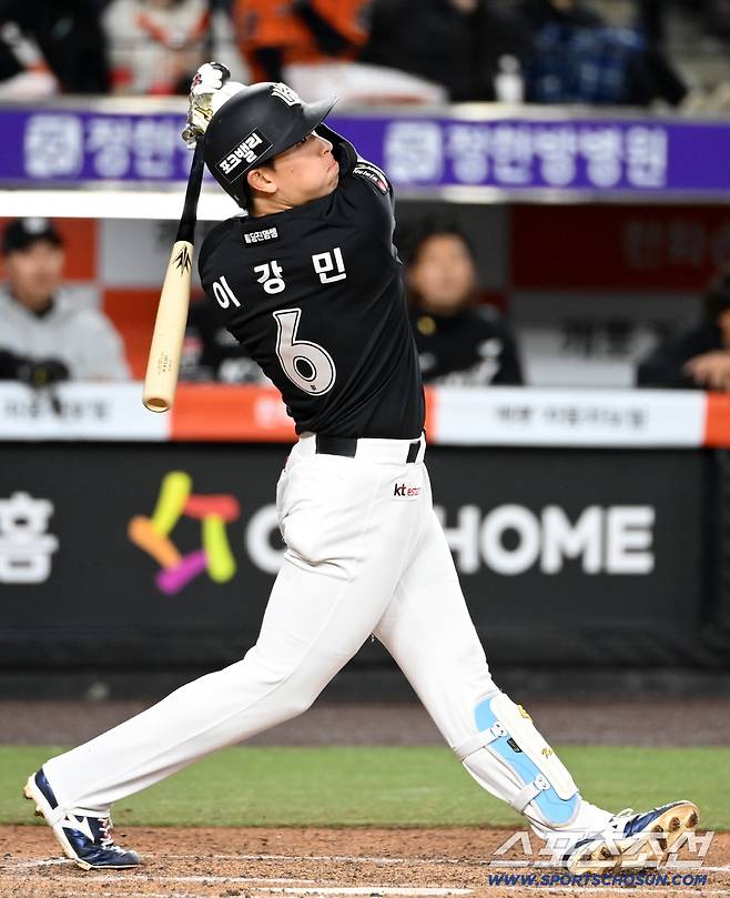 31일 대전한화생명볼파크에서 열린 KT와 한화의 경기. 타구를 날리는 KT 이강민. 대전=허상욱 기자wook@sportschosun.com/2026.03.31/