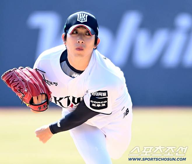 17일 수원KT위즈파크에서 열린 LG와 KT의 시범경기. KT 선발투수 오원석이 역투하고 있다. 수원=허상욱 기자wook@sportschosun.com/2026.03.17/