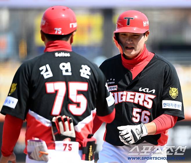 20일 대전한화생명볼파크에서 열린 KIA와 한화의 시범경기, 2회초 KIA 오선우가 안타를 치고 하이파이브를 하고 있다. 대전=허상욱 기자wook@sportschosun.com/2026.03.20/