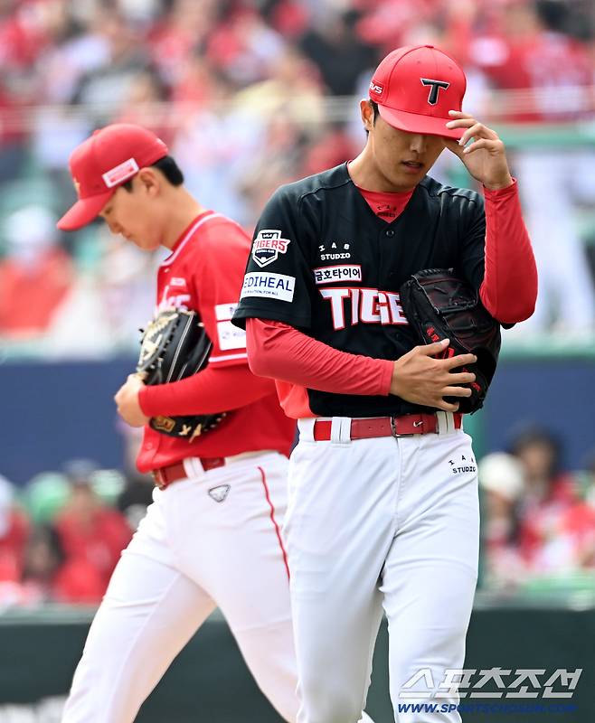 29일 인천SSG랜더스필드에서 열린 KIA와 SSG의 경기. 2회말 4실점 후 이닝을 마친 이의리와 3회초 투구를 위해 마운드에 오른 김건우가 엇갈리고 있다. 인천=허상욱 기자wook@sportschosun.com/2026.03.29/
