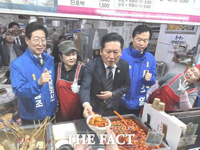 4일 충남 아산시 온양온천시장을 방문한 정청래 더불어민주당 대표가 한 매장에서 떡볶이를 판매하며 상인들과 소통하고 있다. /정효기 기자