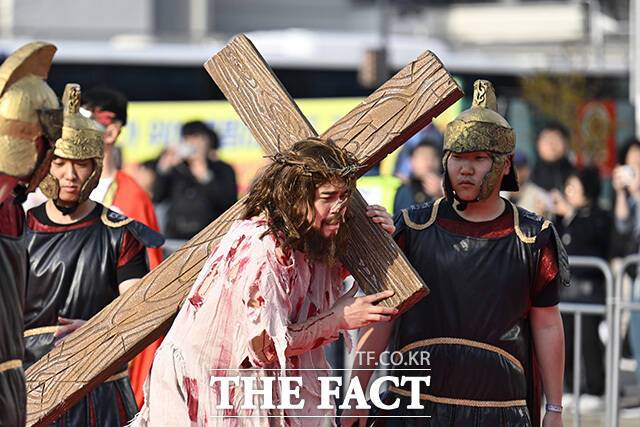 부활절을 하루 앞둔 4일 오후 서울 종로구 광화문광장에서 '2026 부활절 퍼레이드'가 열린 가운데 참가자들이 공연을 하고 있다.