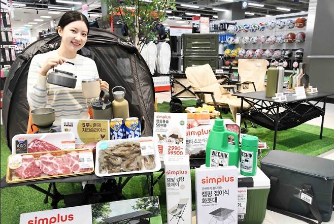 대형마트 휴무일? 이마트·롯데마트·홈플러스·코스트코 ‘랜쇼페’ = 이마트·롯데마트·홈플러스·코스트코 등 대형마트가 이번 주는 각사별 특색있는 할인행사에 돌입한다. 이마트는 ‘2026 랜더스 쇼핑페스타(랜쇼페)’를, 롯데마트는 '메가통큰' 행사 2주 차를, 홈플러스는 야외활동 수요를 겨냥한 '메가 캠크닉 대전' 행사를 진행한다. ©사진=홈플러스: 대형마트 휴무일? 이마트·롯데마트·홈플러스‧코스트코 등 마트 휴일, 쉬는날