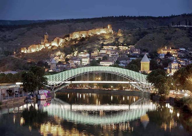 조지아 수도 트빌리시 '평화의 다리'. 건축물 자체가 하나의 거대한 빛 조각품처럼 기능하며 도시의 상징이 됐다./AMDL Circle