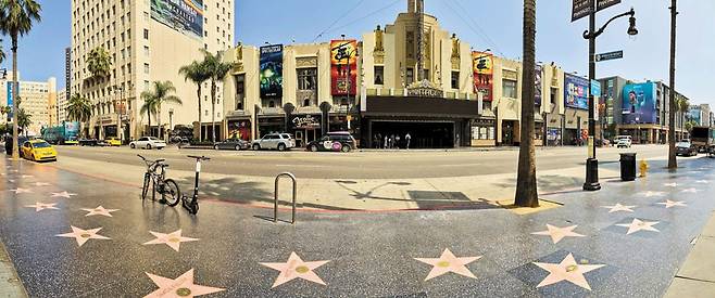 미국 엔터테인먼트 업계에 큰 족적을 남긴 인물들의 이름을 별 모양 플레이트에 새긴 ‘할리우드 명예의 거리’. /LA 관광청