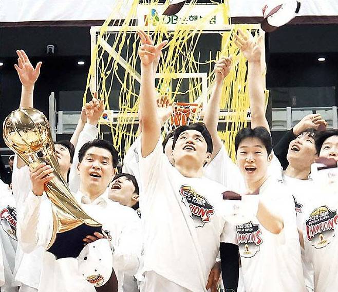 창원 LG 선수단이 3일 정규리그 우승을 확정하고 모자를 던지며 환호하고 있다. /연합뉴스