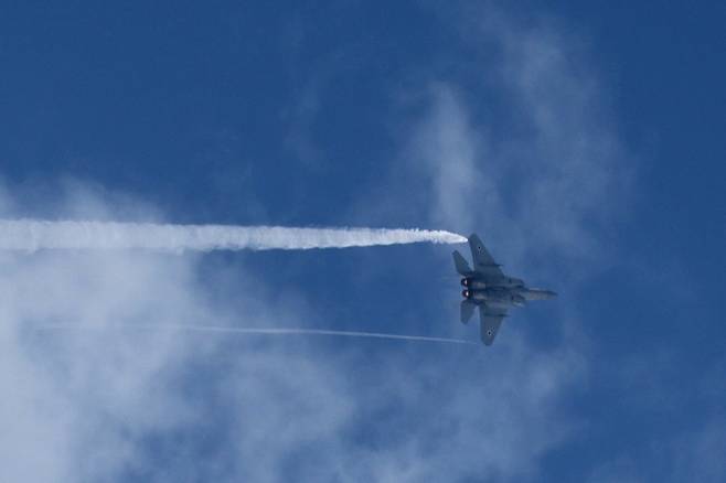 <YONHAP PHOTO-5386> epa12860223 An Israeli Air Force F-15 fighter jet flies over central Israel, 30 March 2026. A joint US-Israeli military operation continues to target multiple locations across Iran since 28 February 2026.  EPA/ABIR SULTAN/2026-03-30 23:01:31/<저작권자 ⓒ 1980-2026 ㈜연합뉴스. 무단 전재 재배포 금지, AI 학습 및 활용 금지>