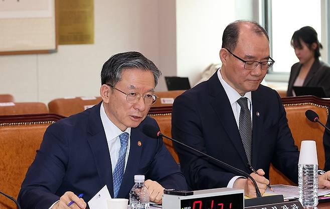 정성호 법무부 장관이 지난 3일 국회에서 열린 '윤석열정권 정치검찰조작기소 의혹사건 진상규명' 국정조사특별위원회 전체회의에서 의원 질의에 답하고 있다. 연합뉴스