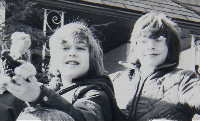 이 책의 저자 조너선 로즌(왼쪽)과 절친한 친구이자 동경의 대상이었던 마이클 라우도어. 책은 라우도어가 살인을 저지르고 치료감호소에 수용되는 일련의 과정을 미국 사회의 배경, 정신질환 의학 이론과 역사를 모아 입체적으로 탐구한 회고록이다. 문학동네 제공