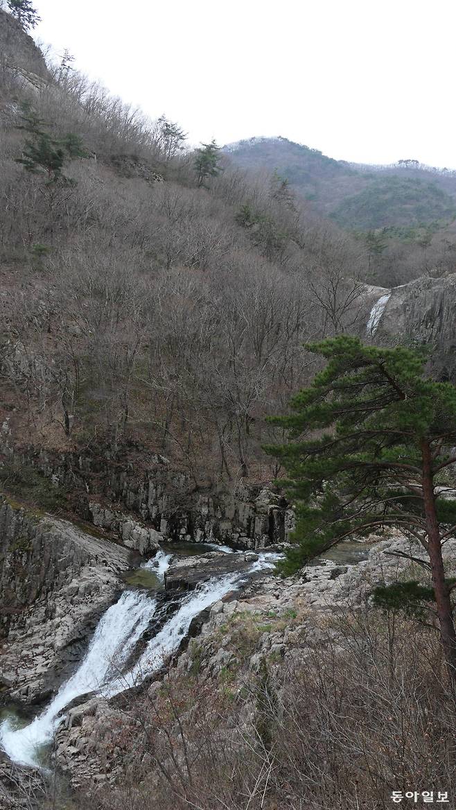 위에 보이는 직소폭포에서 떨어진 물이 흘러내리면서 만든 작은 폭포.