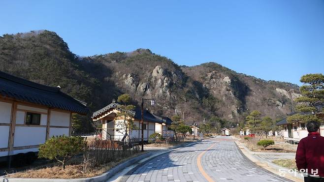 곧 개장하는 직소천자동차야영장. 캠핑 트레일러가 한옥 모양이다.