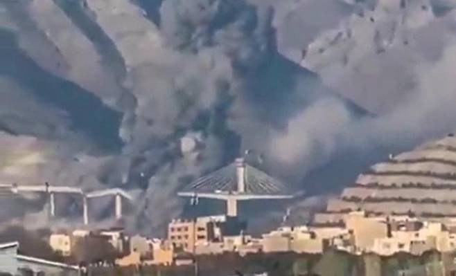 도널드 트럼프 미국 대통령이 2일(현지 시간) 트루스소셜에 이란 수도 테헤란과 인근 카라지를 잇는 교량 ‘B1’이 미군 공습으로 파괴되어 검은 연기가 피어오르는 영상을 게재했다. 그는 “이란에서 가장 큰 교량이 무너졌다. 그다음은 (또 다른) 다리와 발전소”라며 서둘러 종전 협상에 나서라고 이란을 압박했다. 트루스소셜