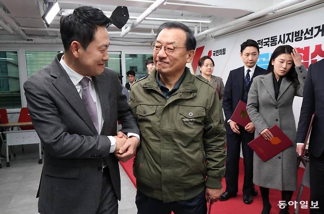 2월 23일 장동혁 국민의힘 대표와 이정현 당시 공천관리위원장이 서울 여의도 국민의힘 당사에서 열린 제9회 전국동시지방선거 중앙당 공천관리위원회 공천 혁신 서약식에서 만나 악수 겸 팔짱을 껴고 있다. 동아일보 DB