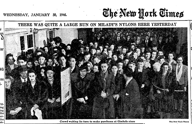 1946년 1월 30일 자 뉴욕타임스에 실린 사진. 전쟁이 끝나고 뉴욕의 백화점에서 드디어 다시 듀폰 나일론 스타킹 판매를 시작했단 소식에 스타킹을 사려는 여성들이 구름떼처럼 몰려들었다.