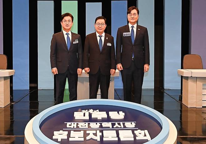 허태정(왼쪽부터), 장종태, 장철민 더불어민주당 대전시장 예비후보가 지난 1일 대전 MBC에서 진행된 더불어민주당 대전시장 후보 합동 토론회에서 포즈를 취하고 있다. (공동취재) 뉴스1