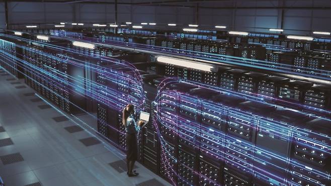 인공지능(AI) 에이전트에 넘긴 정보들은 AI 에이전트를 운영하는 기업의 서버에 쌓이게 된다. 이선재 성균관대 소프트웨어학과 교수는 “기업들이 개인 정보를 쓰지 않는다고 말해도 서버 뒤편에서 무슨 일이 일어날지 우리가 알 수 없다”고 말했다. 게티이미지뱅크 제공