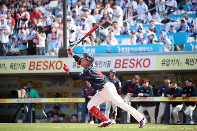 대구 삼성라이온즈파크에서 열린 프로야구 '2026 신한 SOL KBO리그' 롯데 자이언츠와 삼성 라이온즈의 경기, 5회초 선두타자로 나온 롯데 5번타자 노진혁이 우월 솔로홈런을 치고 있다.뉴스1