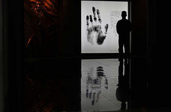 안중근 의사 순국일에 부사관 임관식을 한 박예성(21) 하사가 기념관을 둘러보고 있다. 안 의사는 1909년 동지 11명과 함께 동의단지회를 조직해 왼쪽 약손가락 한 마디를 자르고 구국에 헌신할 것을 맹세했다.