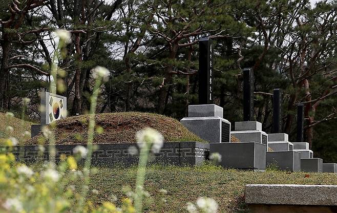 안중근 의사의 빈 무덤(맨 왼쪽)이 서울 용산구 효창공원 안 이봉창·윤봉길·백정기(왼쪽 둘째부터) 의사의 묘와 함께 조성돼 있다.