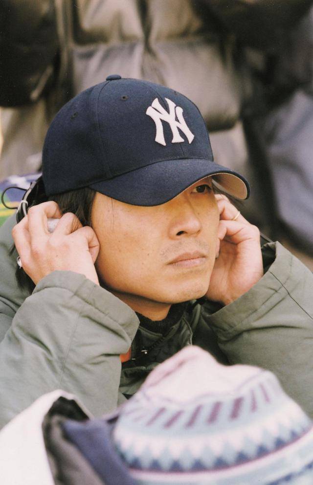 장항준 감독이 영화 '라이터를 켜라' 촬영장에서 사운드를 점검하고 있다. 한국일보 자료사진