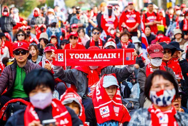 윤석열 전 대통령이 탄핵된 지 1년이 되는 4일 서울 종로구 안국역 인근에서 윤 전 대통령 지지자들이 '윤 어게인' 피켓을 들고 있다. 뉴시스