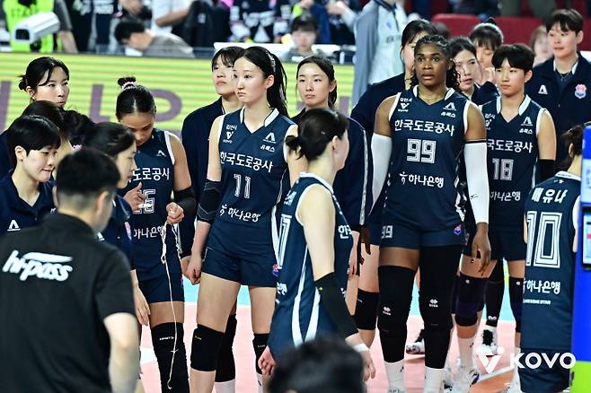 한국도로공사 선수단이 지난 3일 열린 GS칼텍스와 챔피언 결정 2차전 패배 후 아쉬워하고 있다.