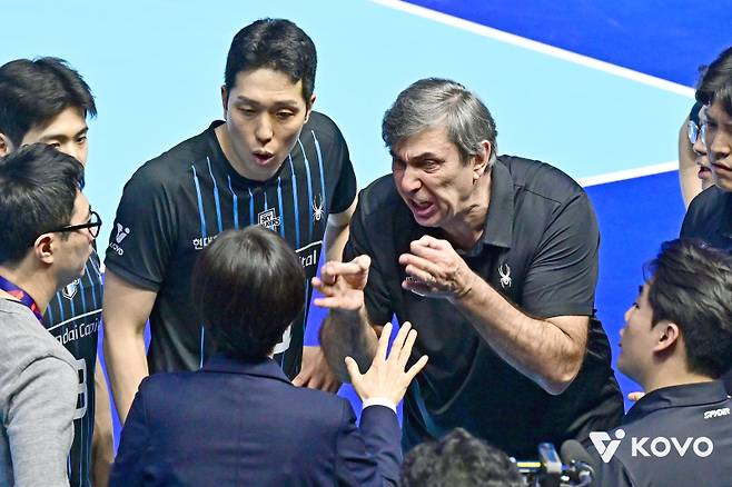 현대캐피탈 블랑 감독과 최민호, 황승빈 등이 4일 인천 계양체육관에서 열린 대한항공과의 챔피언 결정전 2차전 패배 후 심판진에 강력하게 항의하고 있다. 사진=KOVO