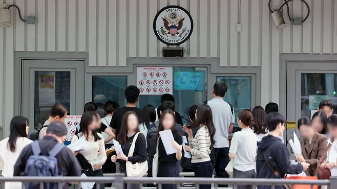 비자를 받기 위해 미국대사관 앞에 줄 선 방문객들