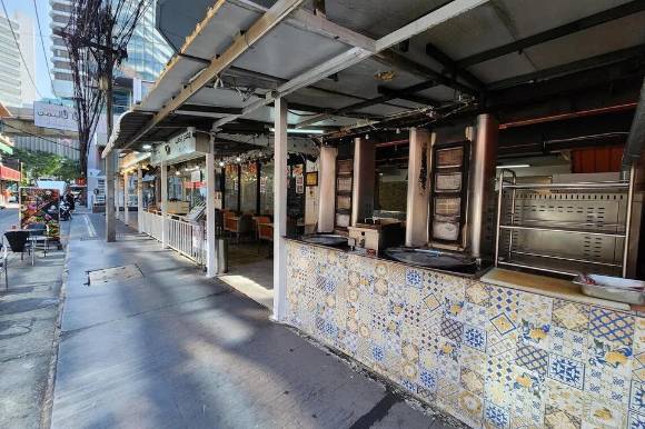 평소와 달리 텅 빈 태국 방콕 나나 지역 식당가의 모습 [스트레이츠타임스 홈페이지 캡처] [사진=연합뉴스]