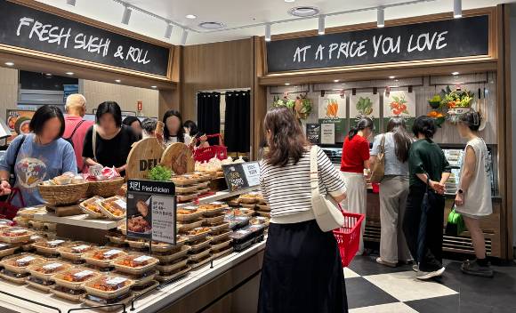 델리바이애슐리 매장에서 고객들이 제품을 고르고 있다. [사진=이랜드이츠]