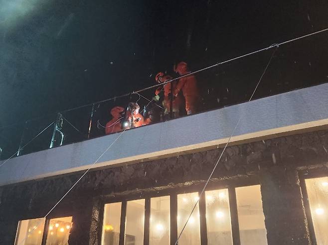 강풍에 유리 난간 흔들려 안전 조치(제주소방안전본부)