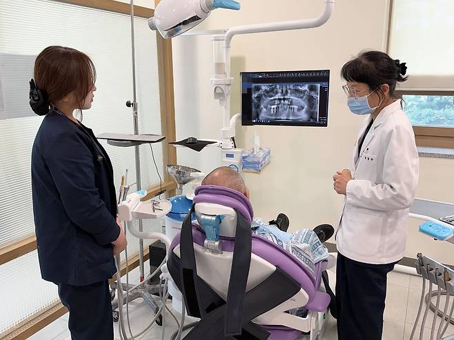 지난달 31일 안동병원에 문을 연 '경북 권역장애인구강진료센터'에서 한 장애인 환자가 진료를 받고 있다. 사진 안동병원