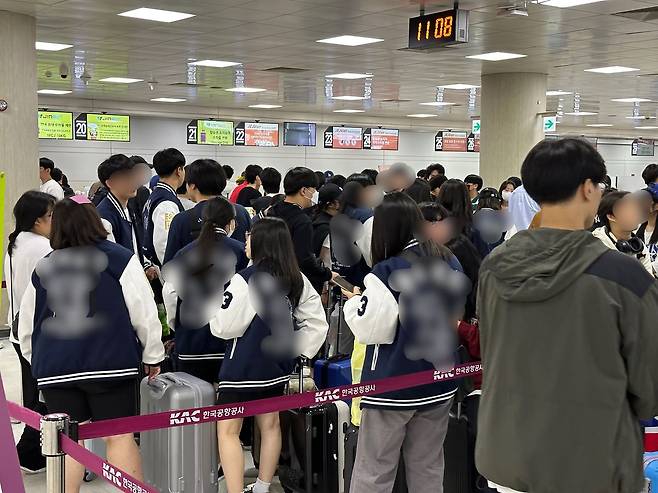 2023년 5월 제주국제공항을 찾은 모 지역의 수학여행단. 최충일 기자
