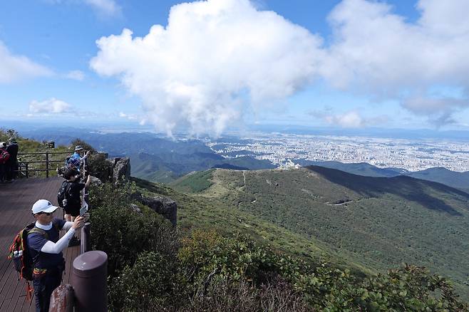 무등산 정상부 인왕봉 전망대에서 산에 오른 탐방객들이 시내 전경을 둘러보고 있다. 연합뉴스